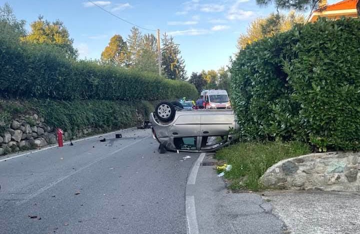 Incidente con auto ribaltata, ferito un giovane
