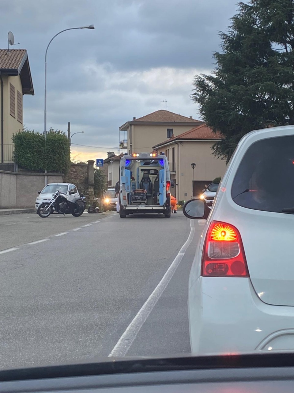 Investita da una moto mentre accompagna i figli