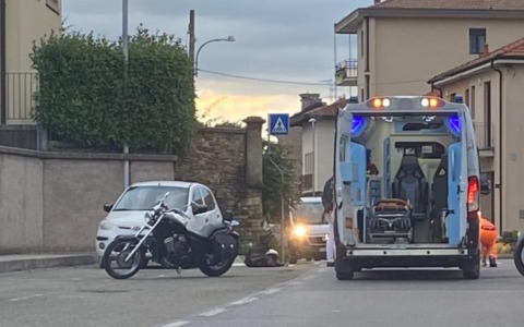 Investita da una moto mentre accompagna i figli