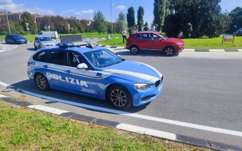 Ciclista investito sulla provinciale, traffico in tilt