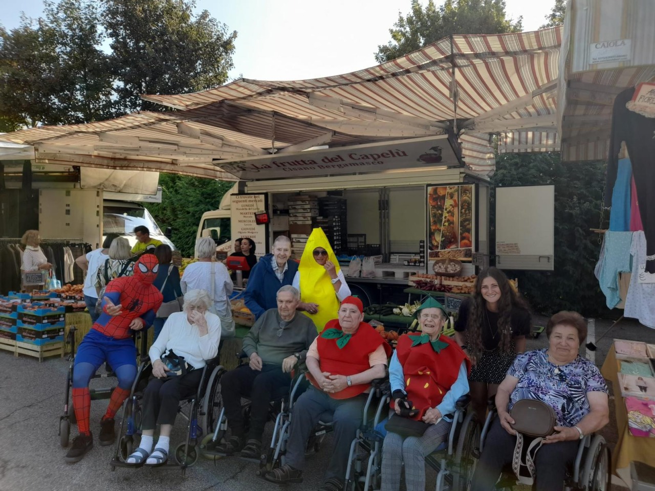 Accompagna gli anziani al mercato travestito: “Così porto un po’ di allegria”