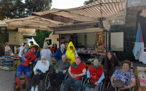 Accompagna gli anziani al mercato travestito: “Così porto un po’ di allegria”