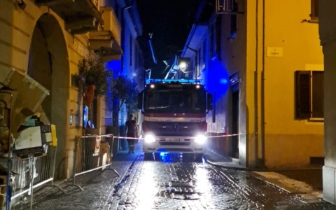 Appartamento a fuoco, due persone in ospedale