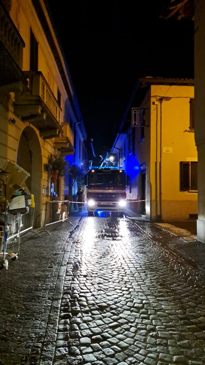 Appartamento a fuoco, due persone in ospedale