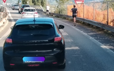 Podisti sulla rampa del ponte Manzoni, il sindaco: “Irresponsabili”