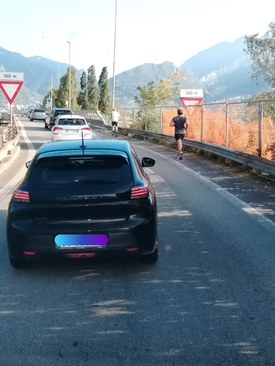 Podisti sulla rampa del ponte Manzoni, il sindaco: “Irresponsabili”