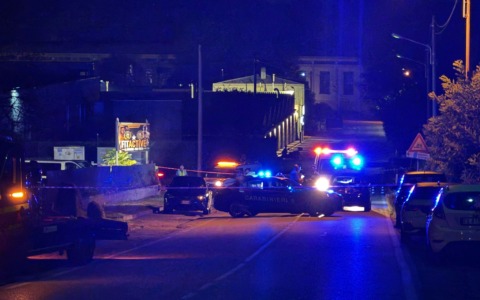 Tragedia, due ragazze perdono la vita travolte da un veicolo