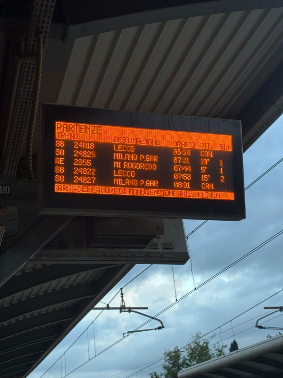 Treni in ritardo, ennesima mattinata di delirio per i pendolari
