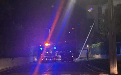 Si ribalta con l’auto, arriva l’ambulanza