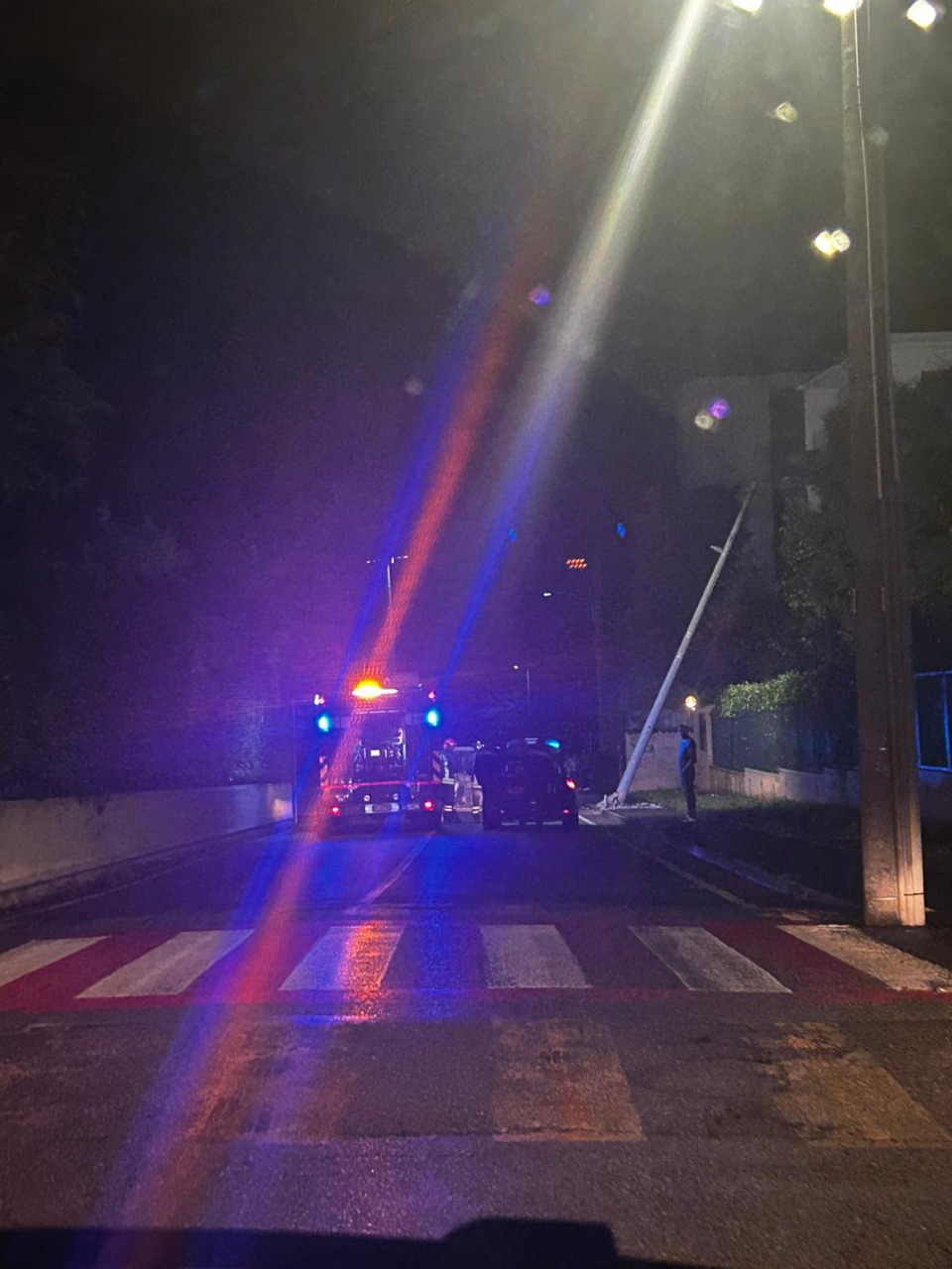 Si ribalta con l’auto, arriva l’ambulanza