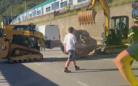 Grande masso precipita sulla carreggiata: tragedia sfiorata – IL VIDEO