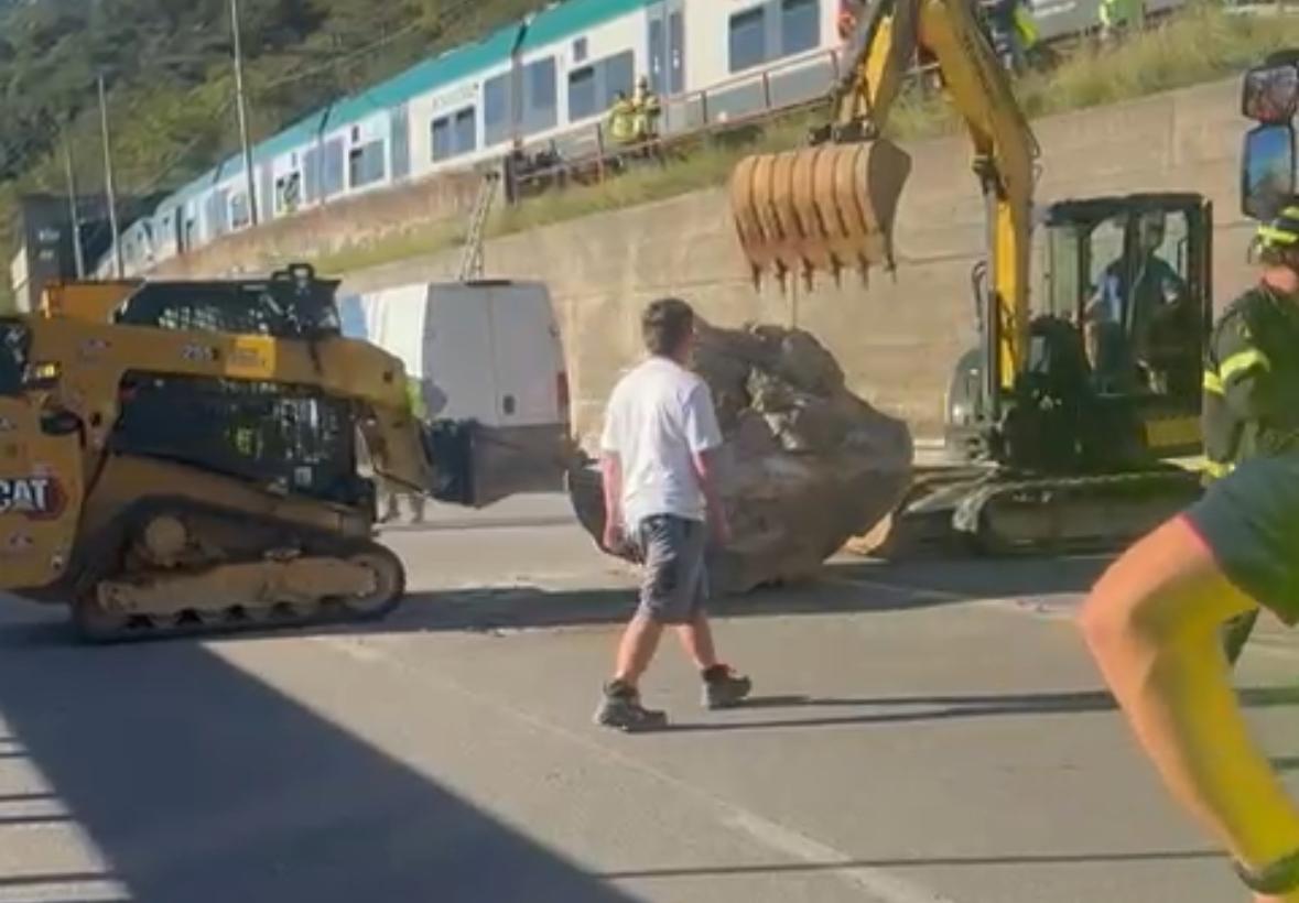 Grande masso precipita sulla carreggiata: tragedia sfiorata – IL VIDEO