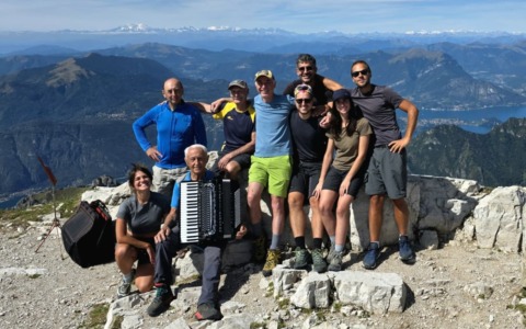 La montagna e la musica, due passioni senza età: a 91 anni scala la Grigna con la fisarmonica