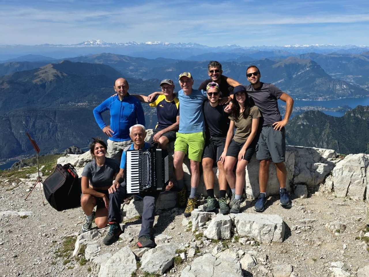 La montagna e la musica, due passioni senza età: a 91 anni scala la Grigna con la fisarmonica