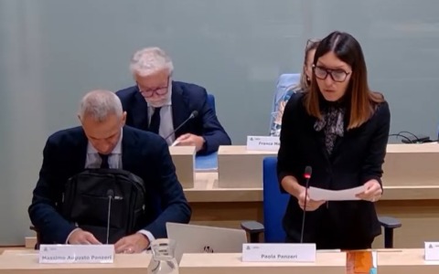 Un minuto di silenzio per Charlie Kirk in Consiglio comunale