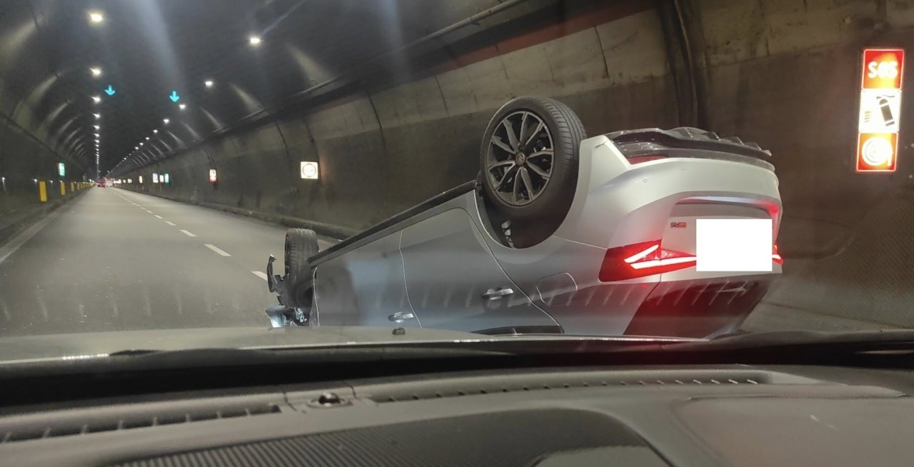 Schianto nel tunnel del Barro: due feriti e traffico in tilt sulla Strada Statale 36