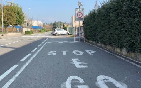 Davanti alle scuole segnaletica orizzontale in inglese… maccheronico