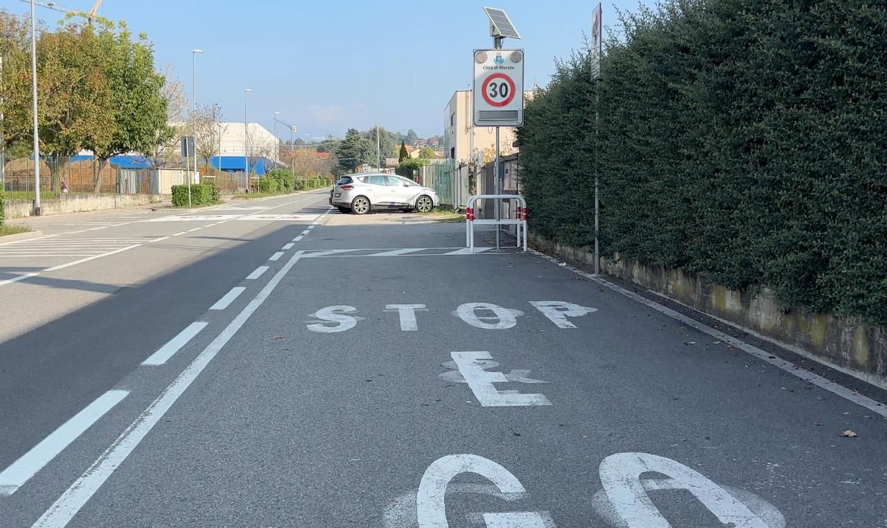 Davanti alle scuole segnaletica orizzontale in inglese… maccheronico