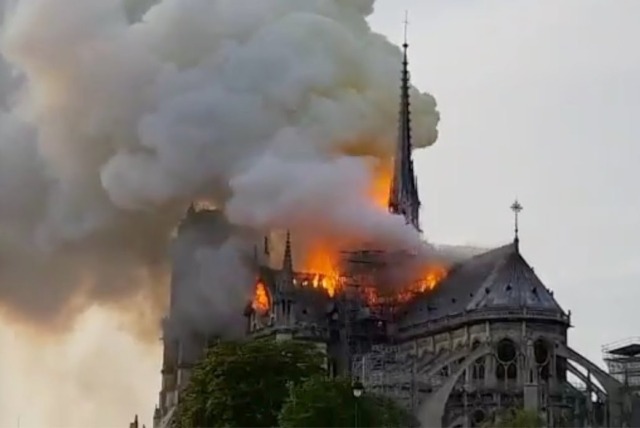 Notre dame cattedrale in fiamme