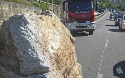 Statale 36: dopo la caduta massi, riaperta la corsia verso Sondrio