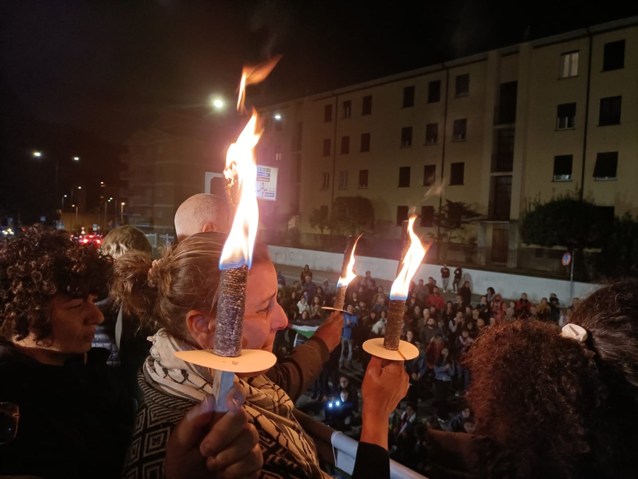 Luci sulla Palestina a Lecco: un mare di volti, una fiumana di corpi, un grido che illumina la notte davanti al Manzoni