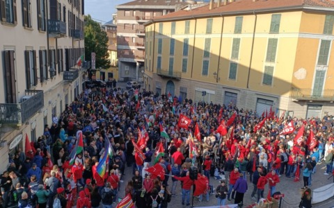 Sciopero generale a Lecco: migliaia in piazza per Gaza, la Flotilla e per cambiare la storia “non da spettatori”
