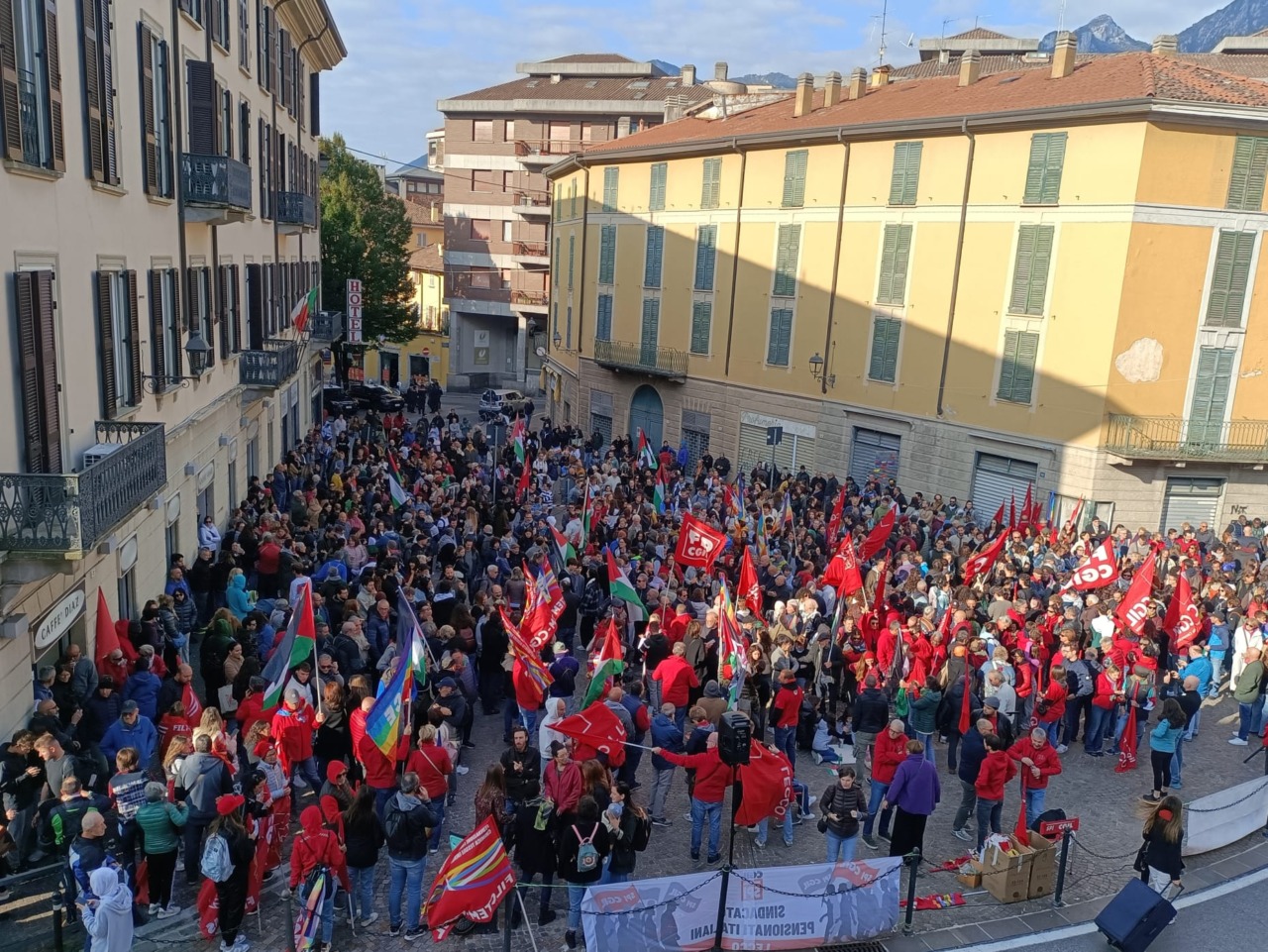 Sciopero generale a Lecco: migliaia in piazza per Gaza, la Flotilla e per cambiare la storia “non da spettatori”