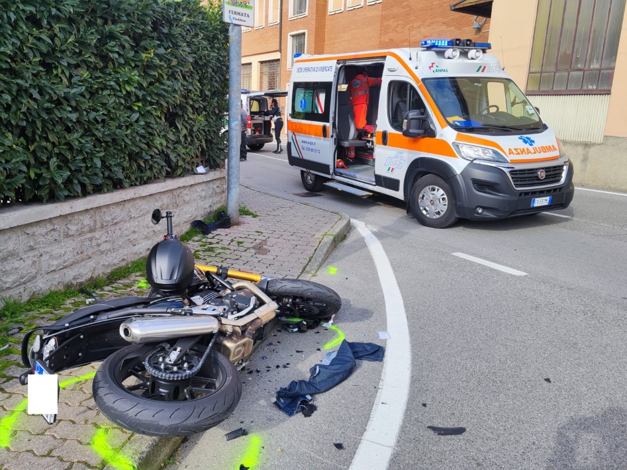 Violento scontro auto moto, centauro in ospedale in condizioni serie