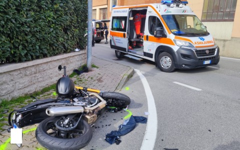 Violento scontro auto moto, centauro in ospedale in condizioni serie