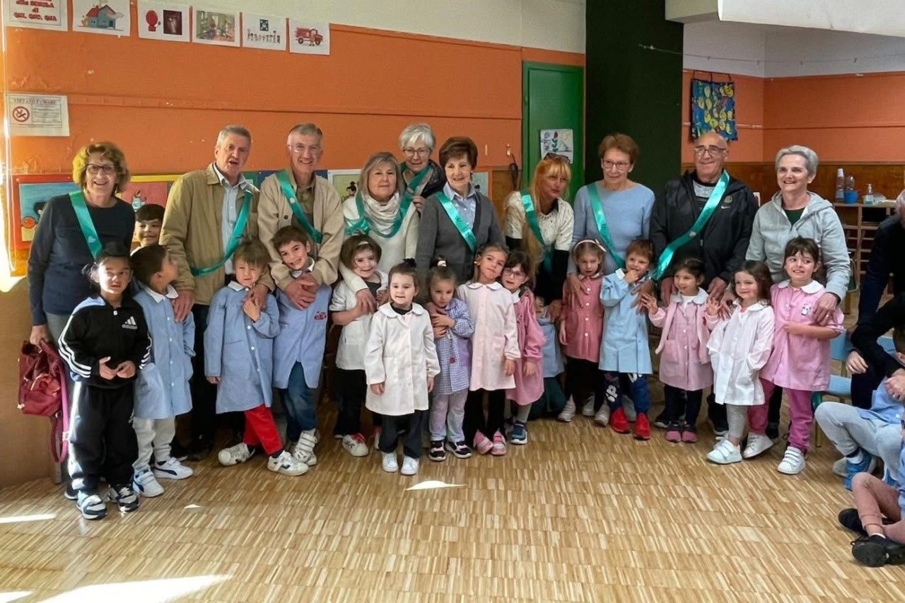 Sirtori, i bambini dell’asilo festeggiano i nonni: grande partecipazione e commozione