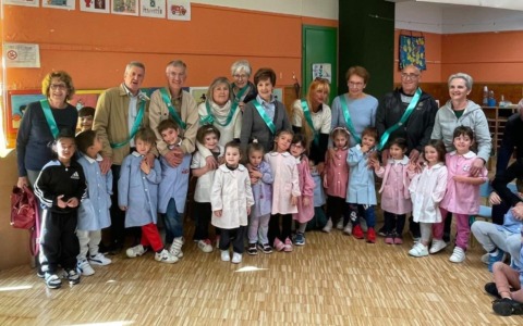 Sirtori, i bambini dell’asilo festeggiano i nonni: grande partecipazione e commozione