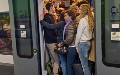 Treni cancellati e ritardi, mattinata di passione per i pendolari