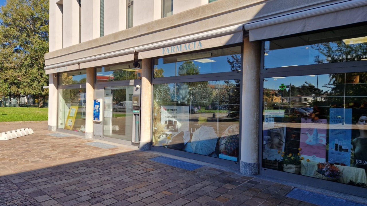 Ladri in azione nella farmacia: rubati i soldi delle iscrizioni alla mensa scolastica