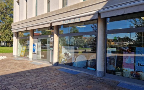 Ladri in azione nella farmacia: rubati i soldi delle iscrizioni alla mensa scolastica