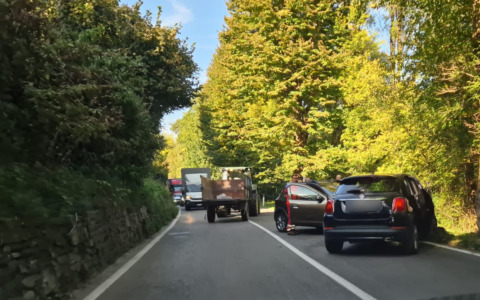 Scontro tra due auto sulla provinciale, 3 feriti in condizioni serie