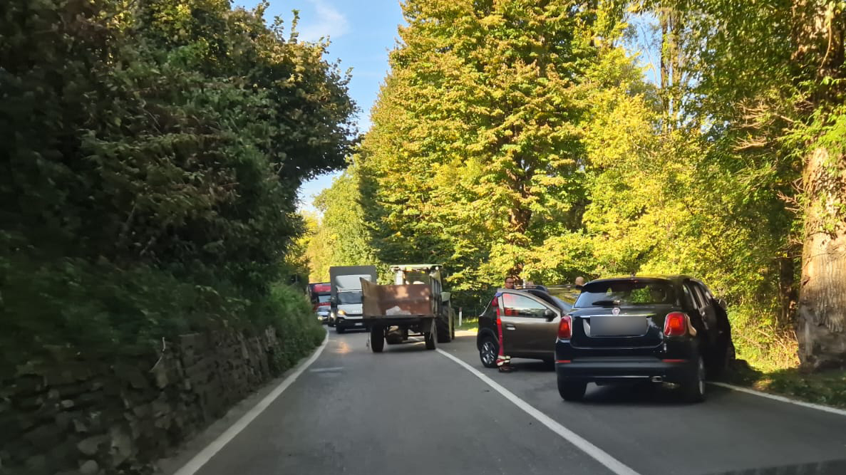 Scontro tra due auto sulla provinciale, 3 feriti in condizioni serie