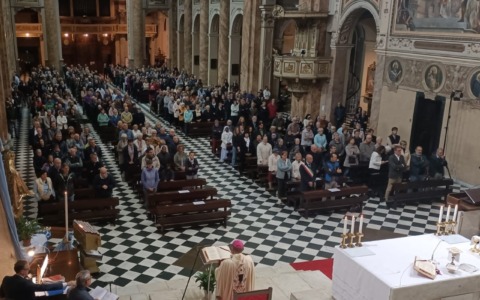 Gremita la basilica di Lecco per la Messa per la pace dell’arcivescovo Delpini LE FOTO