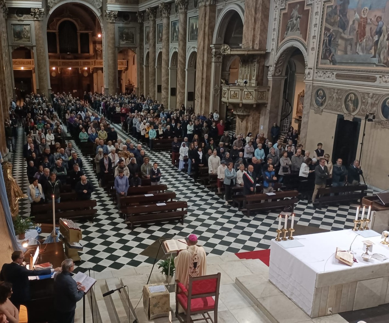 Gremita la basilica di Lecco per la Messa per la pace dell’arcivescovo Delpini LE FOTO