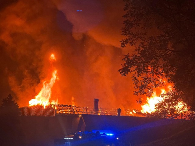 Il monastero in fiamme e il pensiero che corre a Notre-Dame