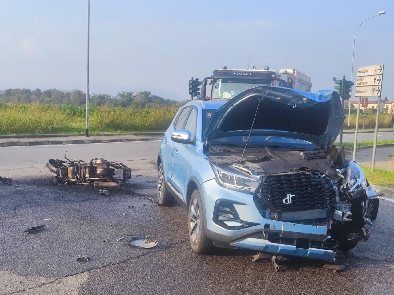 Scontro frontale auto moto: gravissimo un motociclista