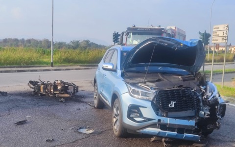 Scontro frontale auto moto: gravissimo un motociclista