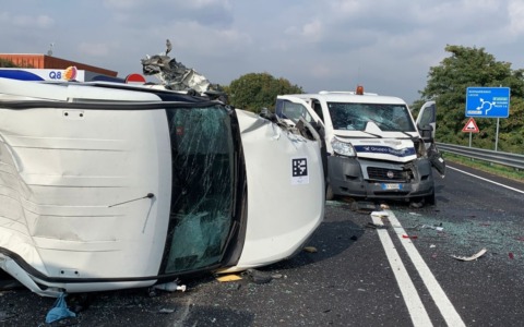 Schianto sulla provinciale tra furgoni: ferite 4 persone