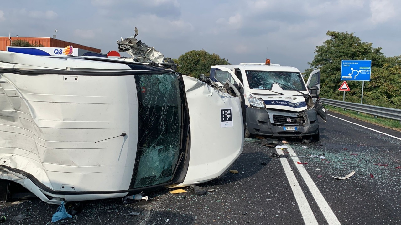 Schianto sulla provinciale tra furgoni: ferite 4 persone