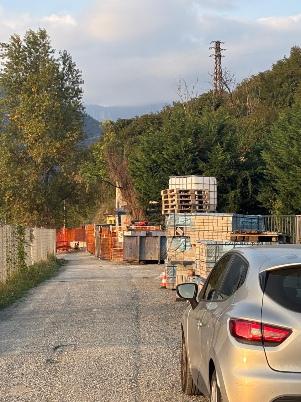 Corpo senza vita trovato in un’area boschiva tra Valmadrera e Civate