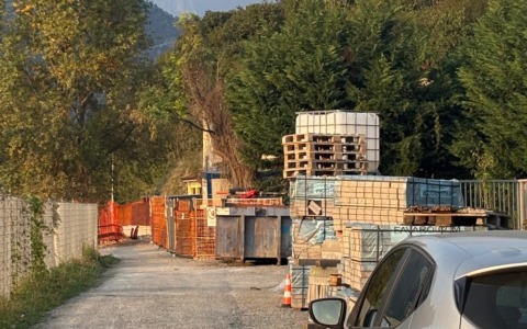 Corpo senza vita trovato in un’area boschiva tra Valmadrera e Civate