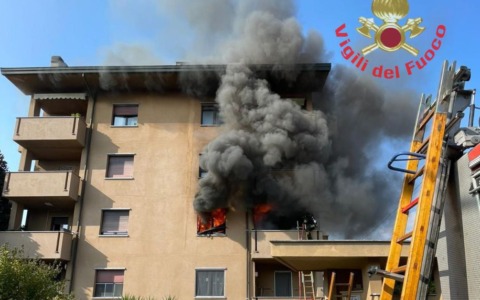 In fiamme un appartamento, intervento dei Vigili del fuoco