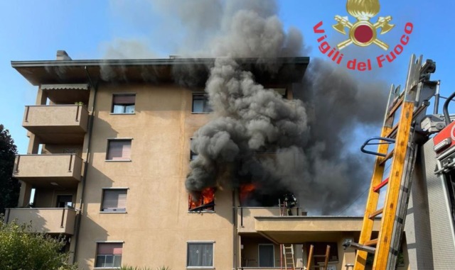 In fiamme un appartamento, intervento dei Vigili del fuoco