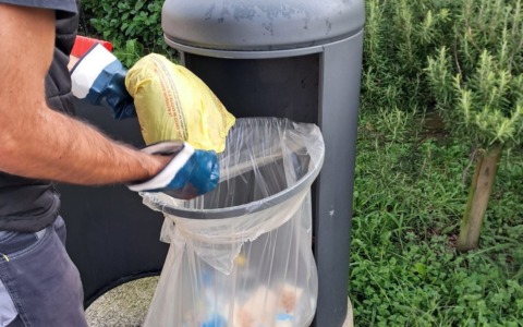Rifiuti domestici abbandonati nei cestini stradali: controlli serrati della Polizia Locale e degli ispettori di Silea