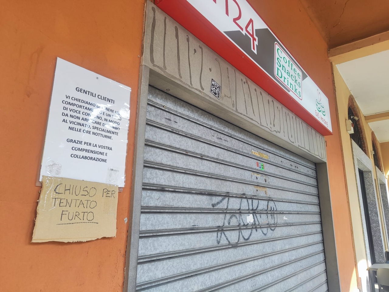 Tentano di rubare monete e snack, preso d’assalto il distributore automatico
