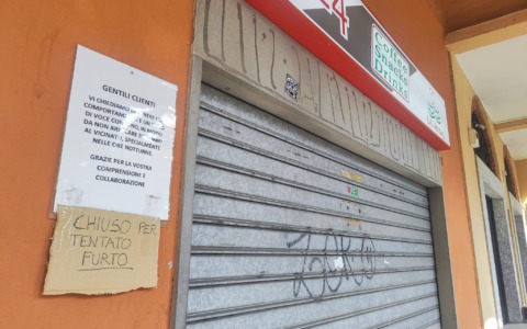 Tentano di rubare monete e snack, preso d’assalto il distributore automatico